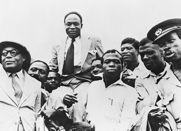 Kwame Nkrumah'ın Gana'nın Bağımsızlığı'nda erkeklerin omuzlarında taşınan siyah beyaz fotoğraf.