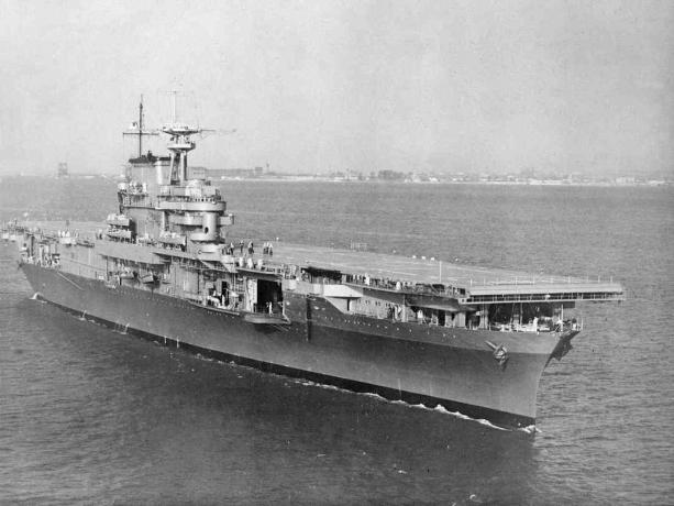 Chesapeake Körfezi'nde uçak gemisi USS Hornet (CV-8) sürüyor.