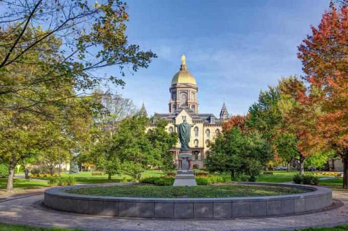 Notre Dame Üniversitesi'nde İsa Heykeli ve Altın Kubbe