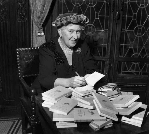 Agatha Christie bir yığın kitap imzalama