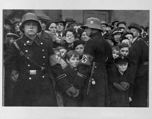 Askerler, bir Nazi ablukası oluşturmak için el ele verir.