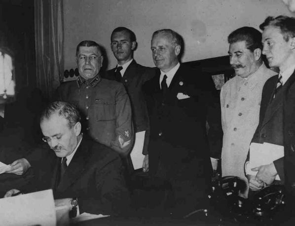 Sovyetler Birliği ve Nazi Almanyası arasında imzalanan saldırmazlık paktı
