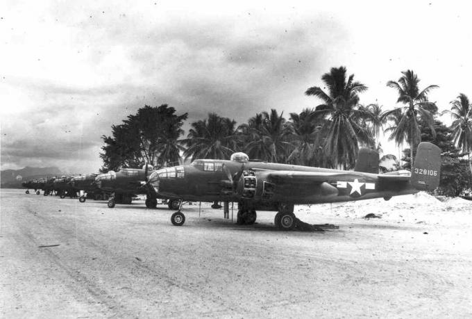 B-25 bombardıman uçakları Güney Pasifik'teki bir piste dizilmişti.