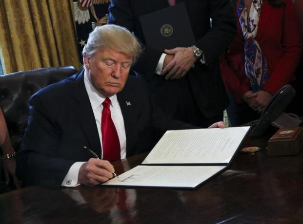 ABD Başkanı Donald Trump, Obama döneminin mali düzenlemelerini geri almak için Dodd-Frank Wall Street'in gözden geçirilmesi emri de dahil olmak üzere Başkanlık Kararnamelerini imzaladı.