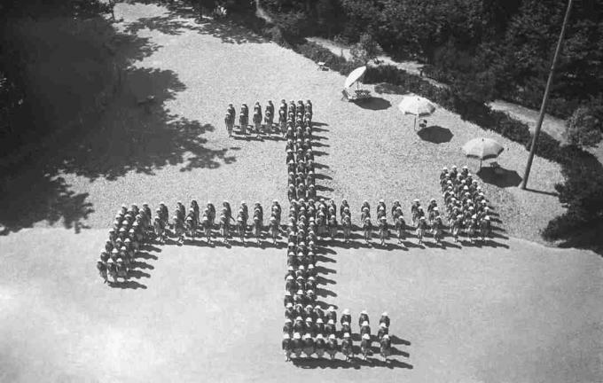 Nazi gamalı haç oluşturan İtalyan kız yaz kampı, 8 Ağustos 1942, Cenova, İtalya.