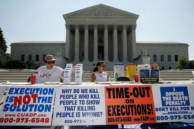 Aktivistler, 1 Temmuz 2008'de Washington DC'deki ABD Yüksek Mahkemesi önünde ölüm cezasına karşı bir nöbete katıldılar.