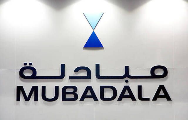 Mubadala Development Co.'nun logosu Singapur'daki Singapore Airshow sırasında sergi standında sergilendi