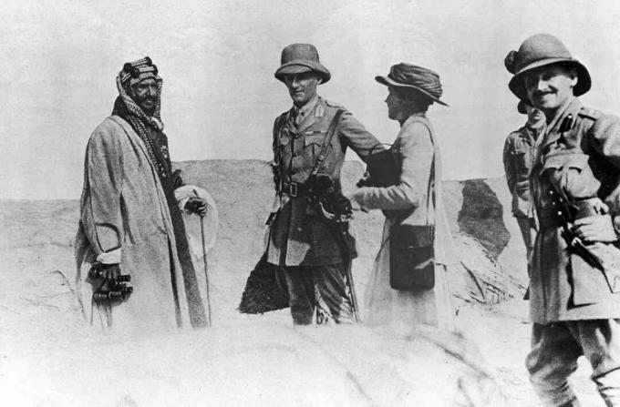 Suudi Arabistan Kralı İbn Suud, İngiliz diplomat Sir Percy Cox ve siyasi danışman Danışmanı Gertrude Bell ile Basra, Mezopotamya'da bir araya geldi