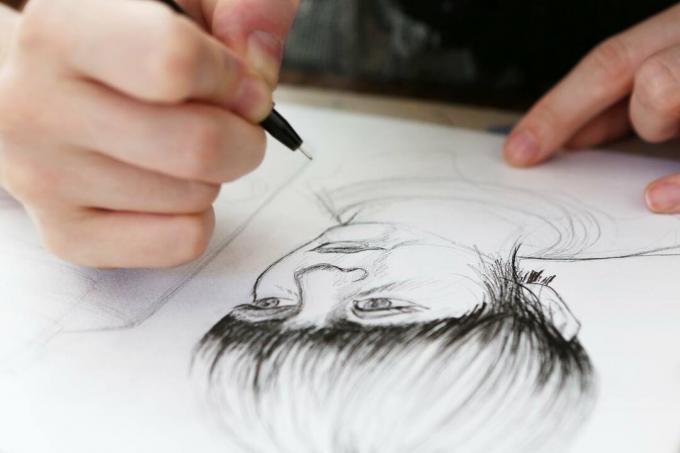 Bir çizim üzerinde çalışan bir illüstratör