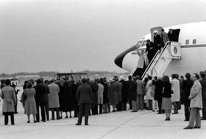 Serbest bırakılan Amerikalı rehineler 27 Ocak 1981 üsse vardıklarında bir Hava Kuvvetleri VC-137 Stratoliner uçağı olan Freedom One'dan iniyor